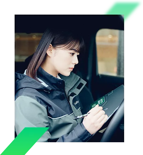 写真：車の査定チェックをしている女性社員