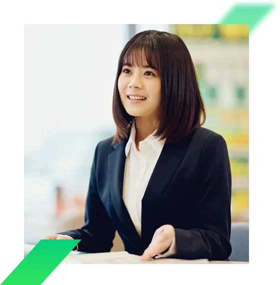 写真：女性社員が店舗でお客様と商談し、ヒアリング内容をメモしている様子