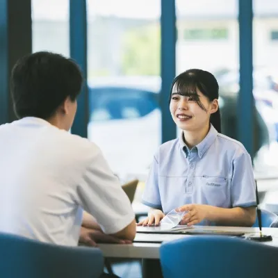 写真：店舗で女性社員がお客様と商談する様子