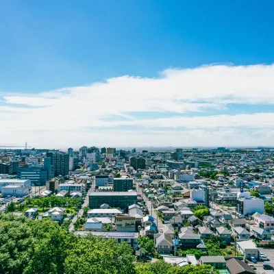 写真：晴れた日の街全体が見渡せる風景